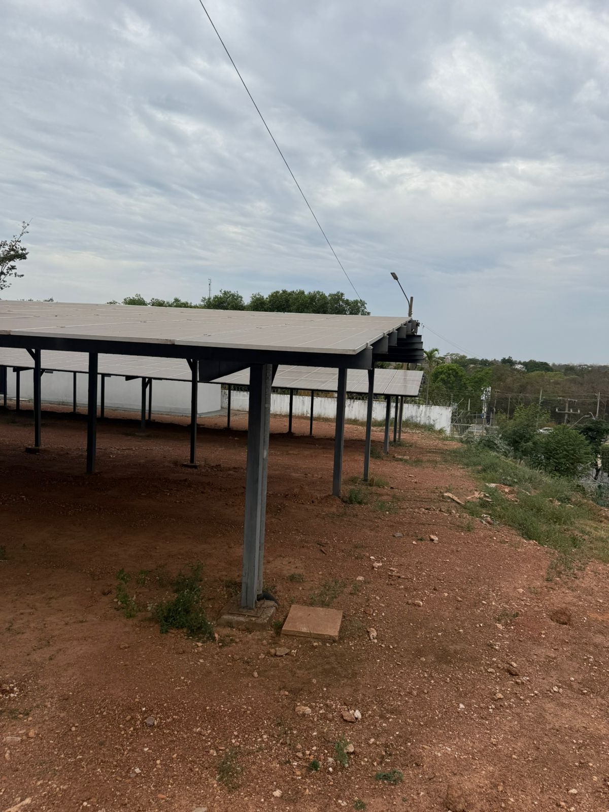 Limpeza de placas solares em edifício público no CPA, Cuiabá — antes