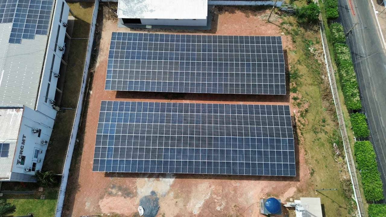 Limpeza de placas solares em edifício público no CPA, Cuiabá — depois